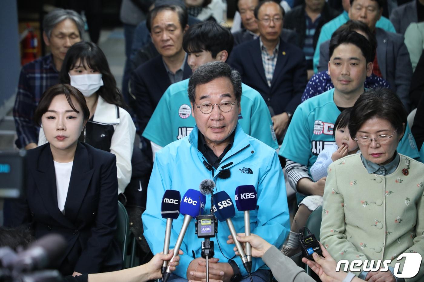 제22회 국회의원 선거일인 10일 오후 광주 광산구 수완동에 위치한 이낙연 새로운미래 대표&#40;광주 광산구을 후보자&#41; 사무실에서 이 후보와 캠프 관계자들이 출구조사 결과를 시청한 뒤 취재진과 인터뷰하고 있다. 2024.4.10/뉴스1 ⓒ News1 이수민 기자