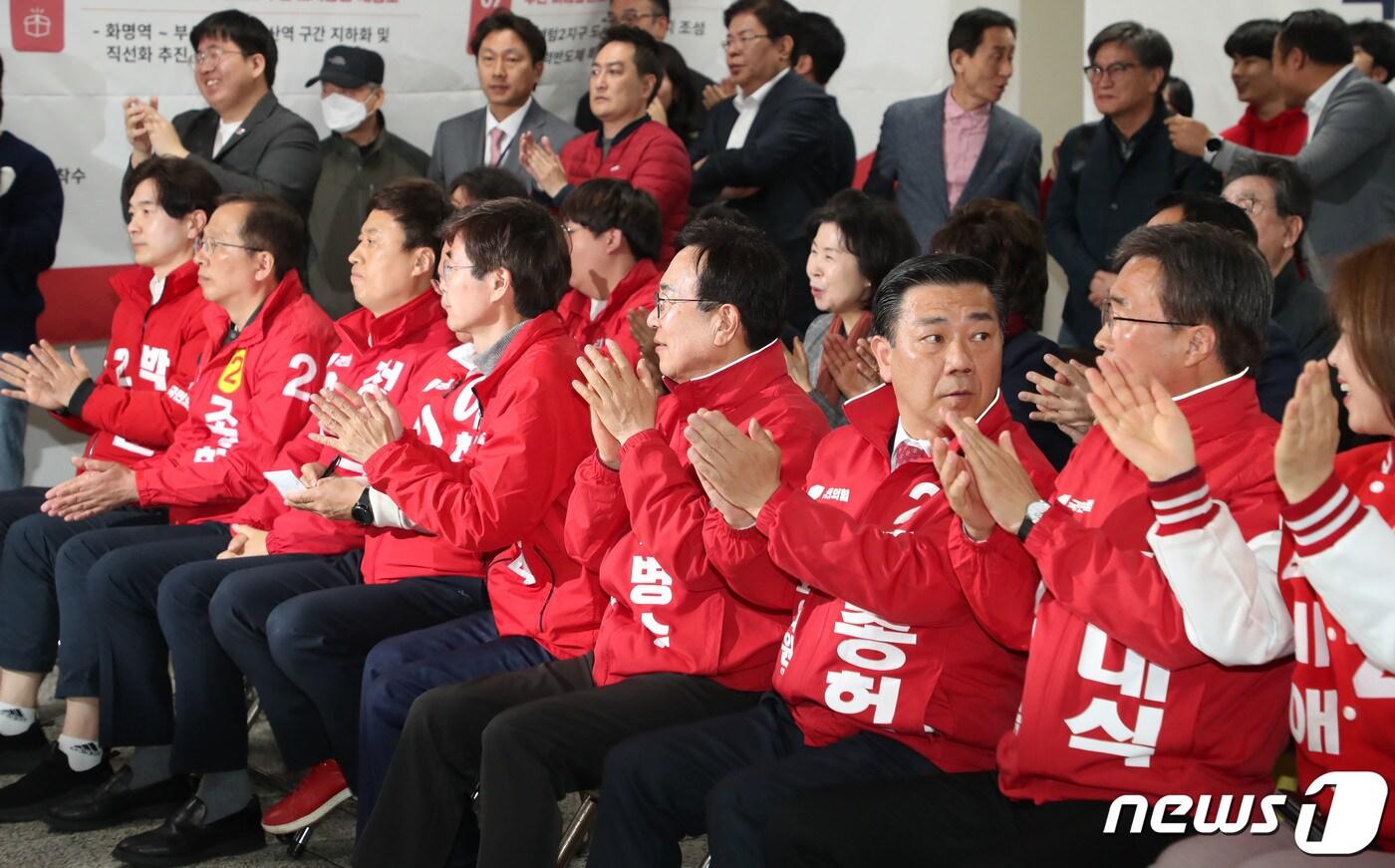 제22대 국회의원 선거일인 10일 오후 부산 수영구 국민의힘 부산시당에 마련된 개표 상황실에서 부산지역 후보들이 출구조사 결과를 지켜보고 있다. 2024.4.10/뉴스1 ⓒ News1 윤일지 기자