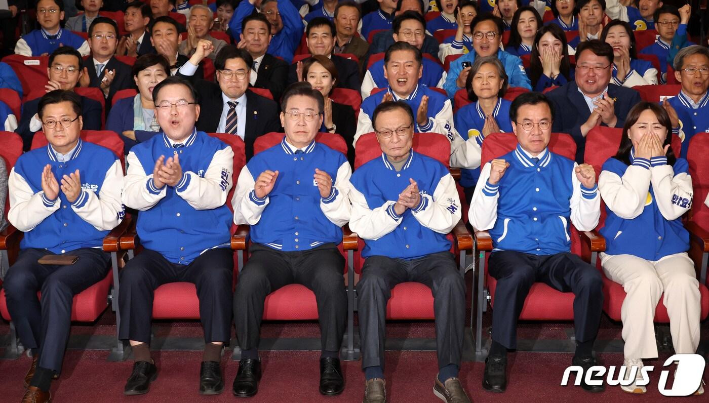 이재명 더불어민주당 대표와 이해찬, 김부겸 상임공동선대위원장 등이 10일 오후 서울 여의도 국회 의원회관에 마련된 제22대 국회의원선거 개표상황실에서 출구조사 결과를 보며 환호하고 있다&#40;공동취재&#41;. 2024.4.10/뉴스1 ⓒ News1 임세영 기자