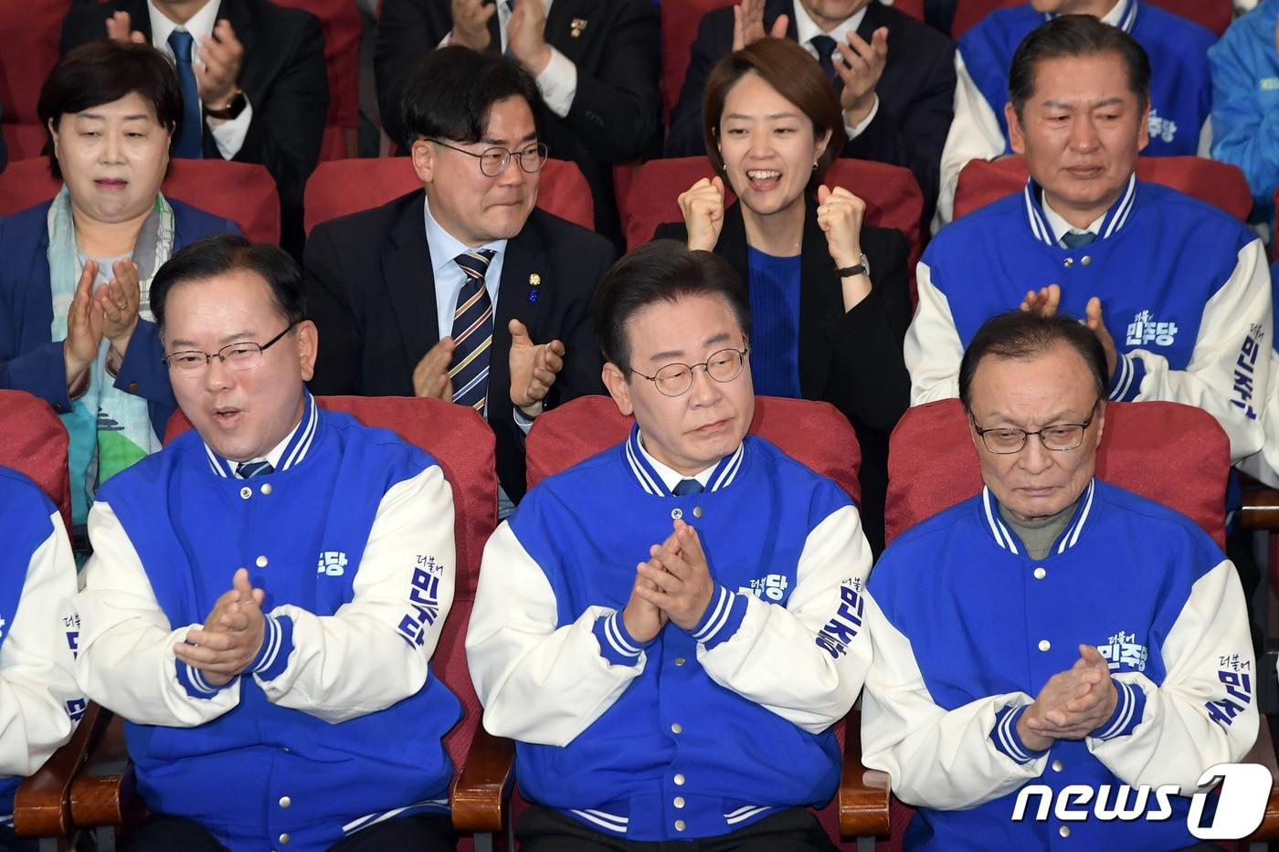 이재명 더불어민주당 대표, 이해찬·김부겸 상임공동선거대책위원장 등 당 지도부 및 후보들이 10일 오후 서울 여의도 국회 의원회관에 마련된 제22대 국회의원선거&#40;총선&#41; 개표 상황실에서 방송사 출구조사 결과를 지켜보며 환호하고 있다.&#40;공동취재&#41; 2024.4.10/뉴스1 ⓒ News1 임세영 기자