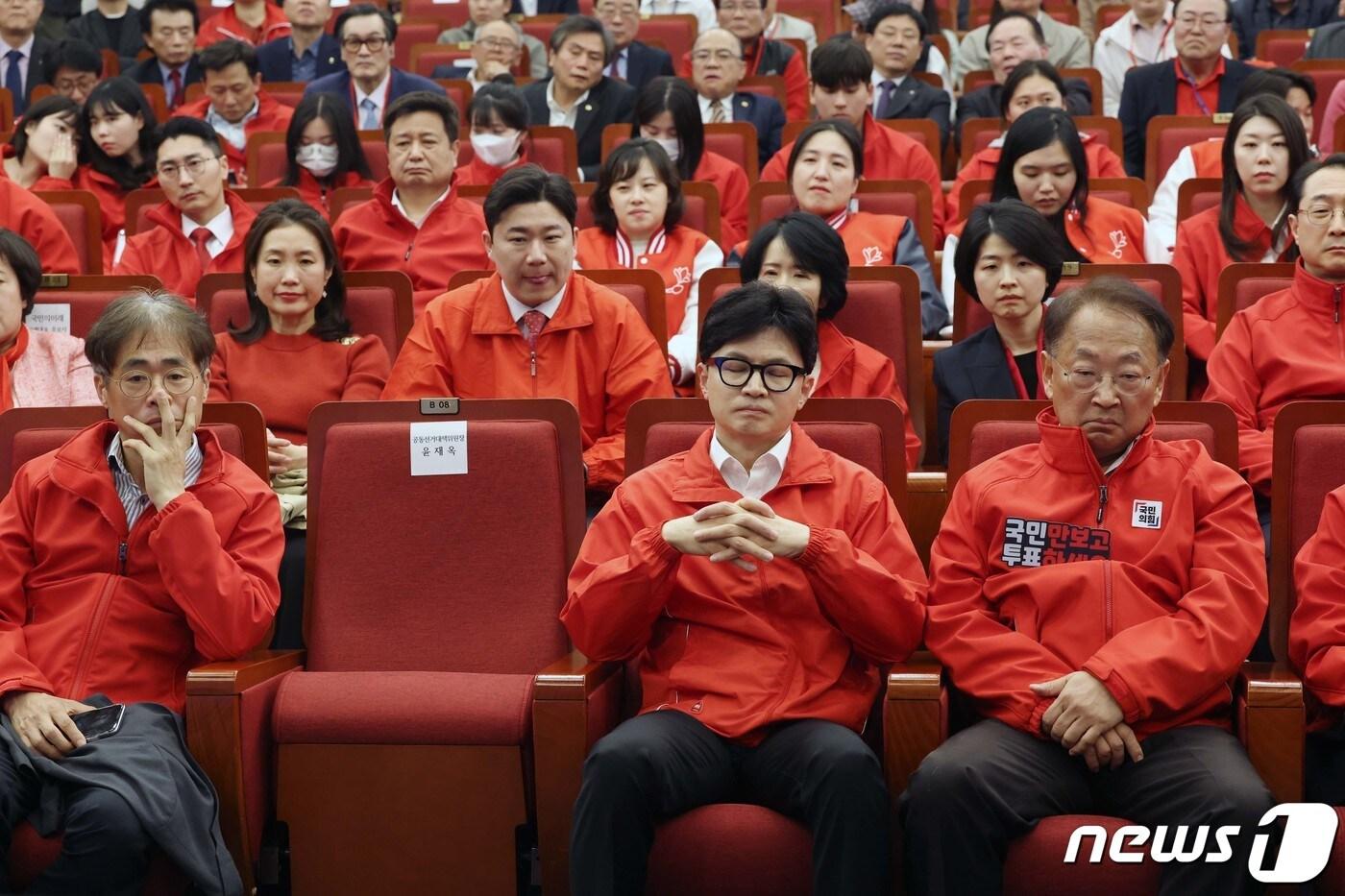 제22대 국회의원선거일인 10일 서울 여의도 국회도서관에 마련된 국민의힘 총선 개표상황실에서 한동훈 국민의힘 총괄선대위원장 등이 개표방송을 지켜보고 있다. &#40;공동취재&#41; 2024.4.10/뉴스1 ⓒ News1 송원영 기자