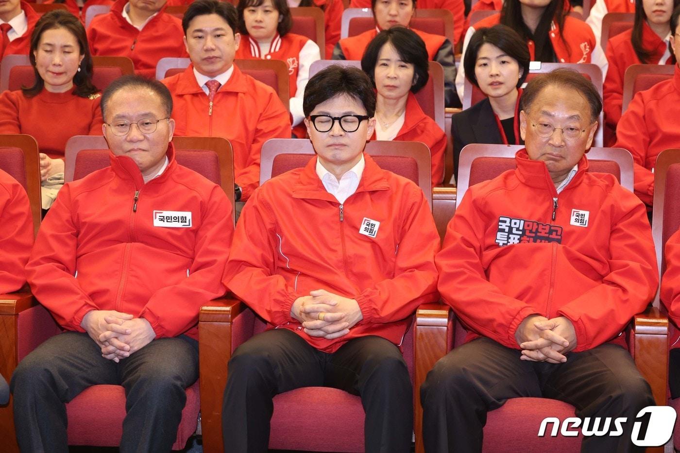 한동훈 국민의힘 총괄선대위원장이 10일 서울 여의도 국회도서관에 마련된 국회의원선거 개표상황실에서 방송사 출구조사 결과 발표를 보고 있다. &#40;공동취재&#41; 2024.4.10/뉴스1 ⓒ News1 송원영 기자