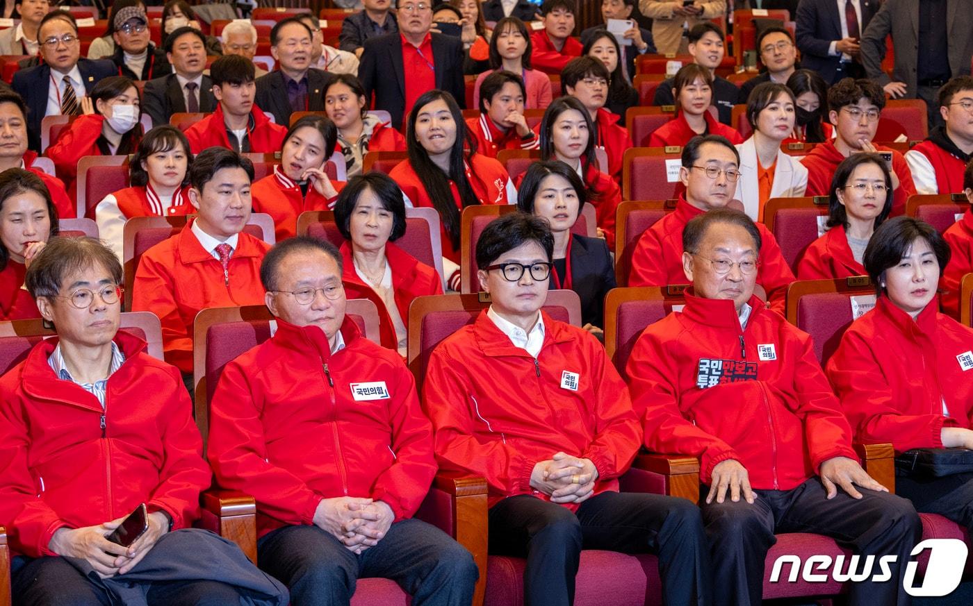 한동훈 국민의힘 총괄선대위원장 등이 10일 서울 여의도 국회도서관에 마련된 국민의힘 제22대 국회의원선거 개표상황실에서 출구조사 결과를 시청하고 있다. &#40;공동취재&#41; 2024.4.10/뉴스1 ⓒ News1 송원영 기자