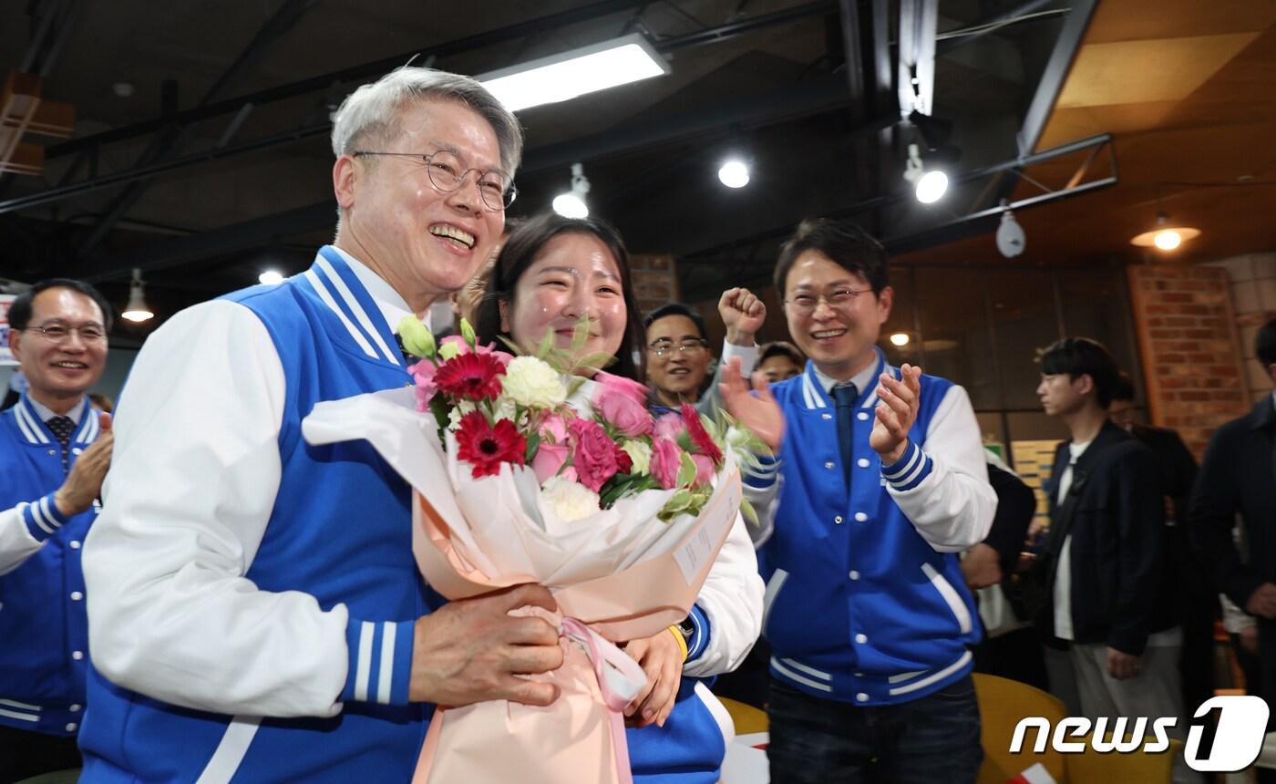 제22회 국회의원 선거일인 10일 오후 광주 광산구 수완동에 위치한 민형배 더불어민주당 광산을 후보 사무실에서 민 후보와 캠프 관계자들이 출구조사 결과를 보고 환호하고있다. 2024.4.10/뉴스1 ⓒ News1 김태성 기자