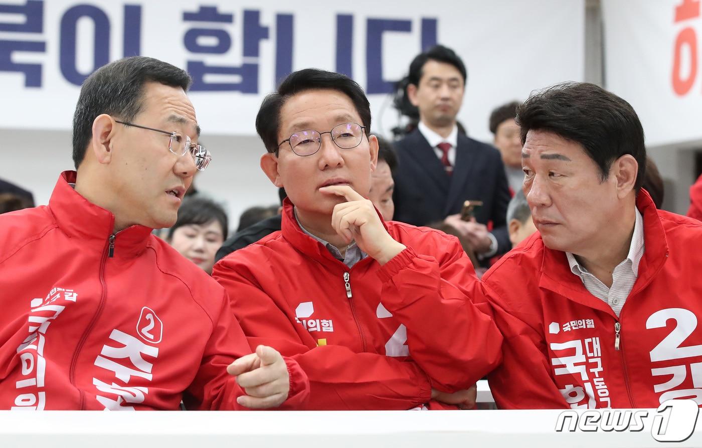 제22대 국회의원 선거가 종료된 10일 오후 대구 수성구 범어동 국민의힘 대구시당 강당에서 대구 수성구갑 주호영·서구 김상훈·동구군위군을 강대식 후보&#40;왼쪽부터&#41;가 굳은 표정으로 출구조사 결과를 지켜보고 있다. 2024.4.10/뉴스1 ⓒ News1 공정식 기자