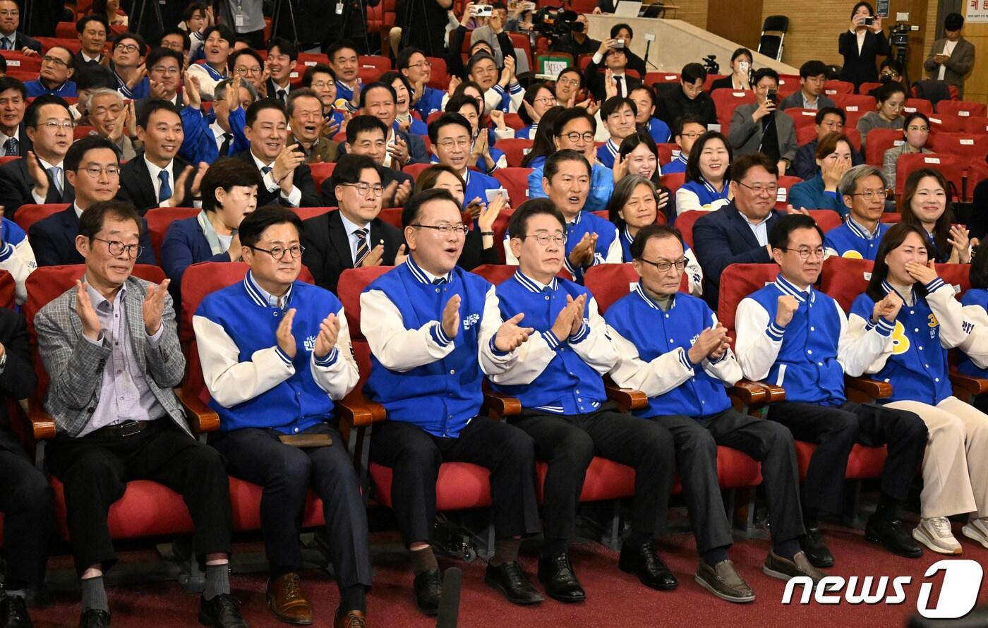 이재명 더불어민주당 대표, 이해찬·김부겸 상임공동선거대책위원장 등 당 지도부가 10일 오후 서울 여의도 국회 의원회관에 마련된 제22대 국회의원선거&#40;총선&#41; 민주당 개표 상황실에서 방송사 출구조사 결과를 지켜보며 환호하고 있다. &#40;공동취재&#41; 2024.4.10/뉴스1 ⓒ News1 임세영 기자