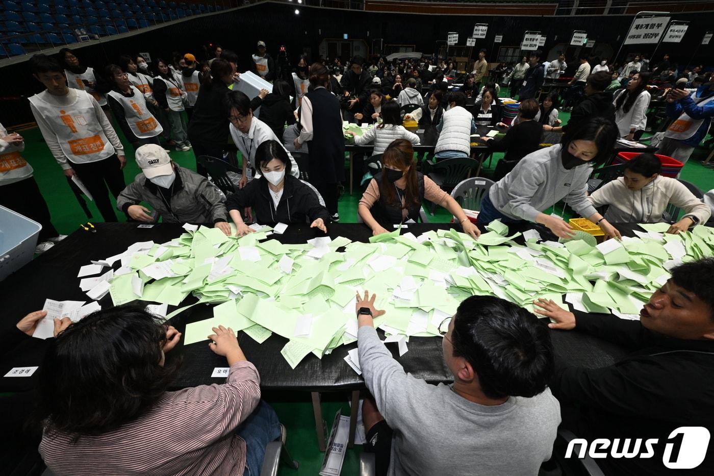 22대 국회의원 선거일인 10일 오후 제주시 한라체육관에서 개표작업이 이뤄지고 있다. &#40;제주도사진기자회&#41;2024.4.10/뉴스 ⓒ News1 고동명 기자