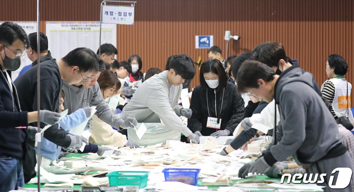 제22회 국회의원 선거가 치러진 10일 대전 중구 한밭체육관에 설치된 개표소에서 개표사무원들이 분주히 일손을 놀리고 있다. /뉴스1 ⓒNews1 김기태 기자