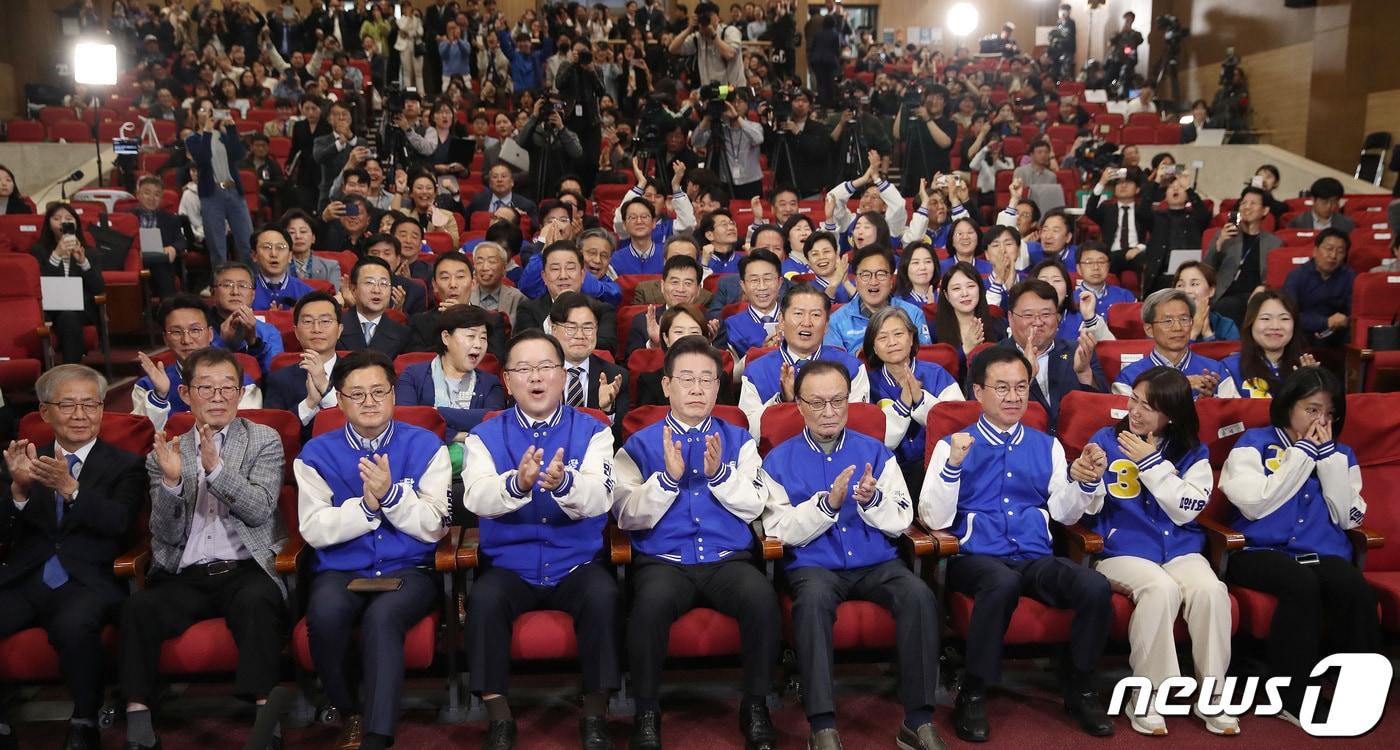 이재명 더불어민주당 대표, 이해찬·김부겸 상임공동선거대책위원장 등 당 지도부가 10일 오후 서울 여의도 국회 의원회관에 마련된 제22대 국회의원선거&#40;총선&#41; 민주당 개표 상황실에서 방송사 출구조사 결과를 지켜보며 환호하고 있다. 2024.4.10/뉴스1 ⓒ News1 임세영 기자