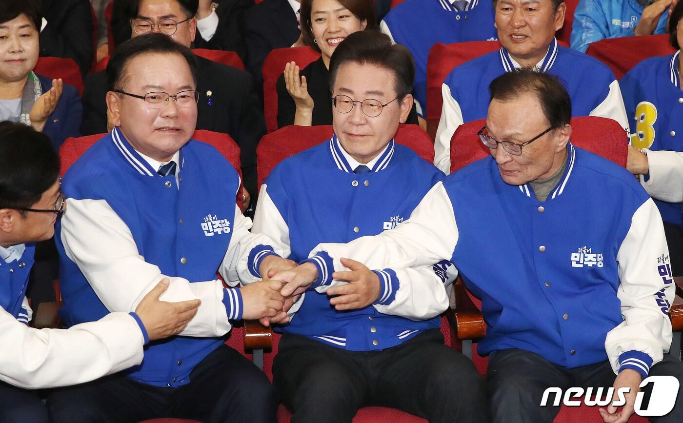 이재명 더불어민주당 대표, 이해찬·김부겸 상임공동선거대책위원장이 10일 오후 서울 여의도 국회 의원회관에 마련된 제22대 국회의원선거&#40;총선&#41; 민주당 개표 상황실에서 방송사 출구조사 결과를 지켜본 후 손을 잡고 있다. 2024.4.10/뉴스1 ⓒ News1 임세영 기자