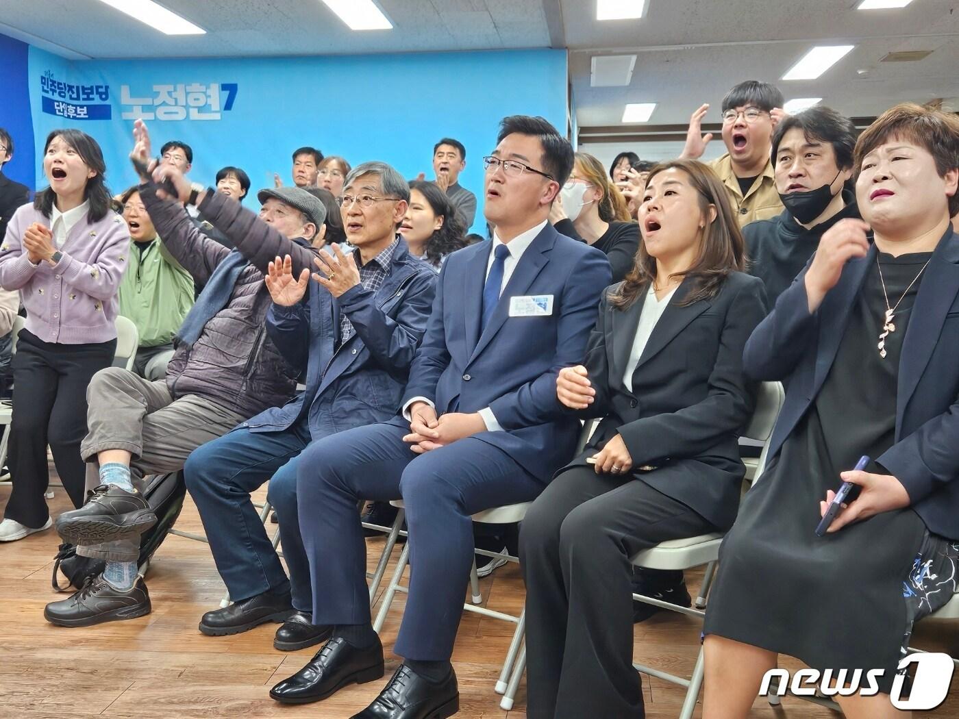 부산 연제구에 출마한 노정현 진보당 후보가 방송3사 출구조사 결과를 보고 아쉬워하고 있다.2024.4.10/뉴스1 ⓒ News1 조아서 기자