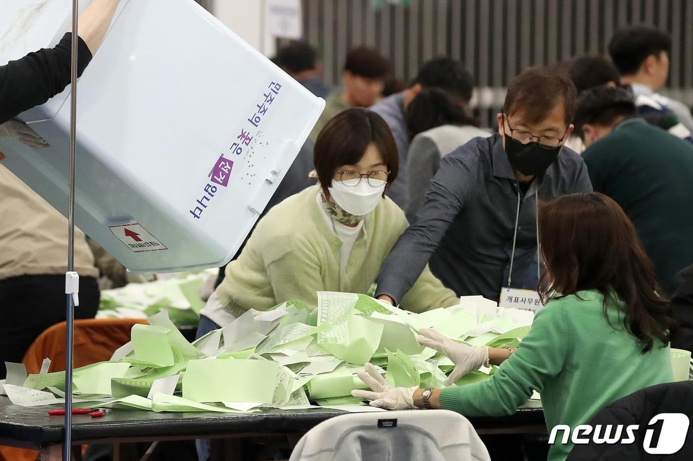 제22대 국회의원 선거가 종료된 10일 오후 대구 수성구 만촌실내롤러경기장에 마련된 수성구 개표장에서 개표사무원들이 투표함 열어 투표용지를 쏟아내고 있다. 2024.4.10/뉴스1 ⓒ News1 공정식 기자