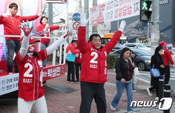 제22대 총선 울산 중구에 출마하는 국민의힘 박성민 후보가 선거유세를 하고 있다.