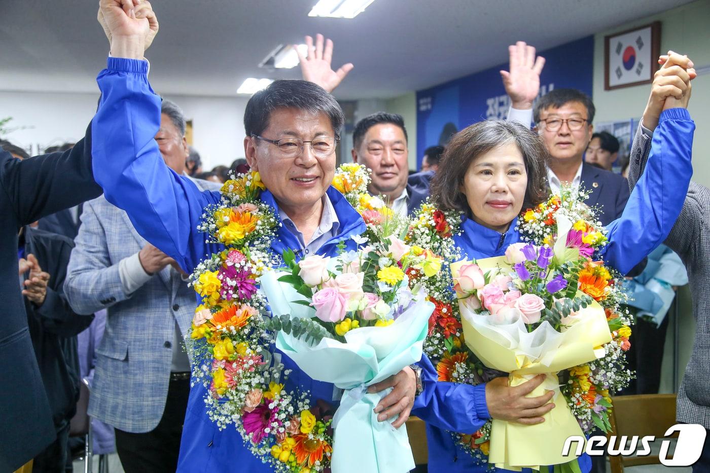 3선에 도전하는 서삼석 전남 영암·무안·신안 더불어민주당 후보&#40;66&#41;가 10일 선거사무소에서 제22대 국회의원 선거에서 당선이 확실시 되자 캠프 지지자들에게 축하를 받고 있다. &#40;서삼석 캠프 제공&#41;2024.4.10/뉴스1 