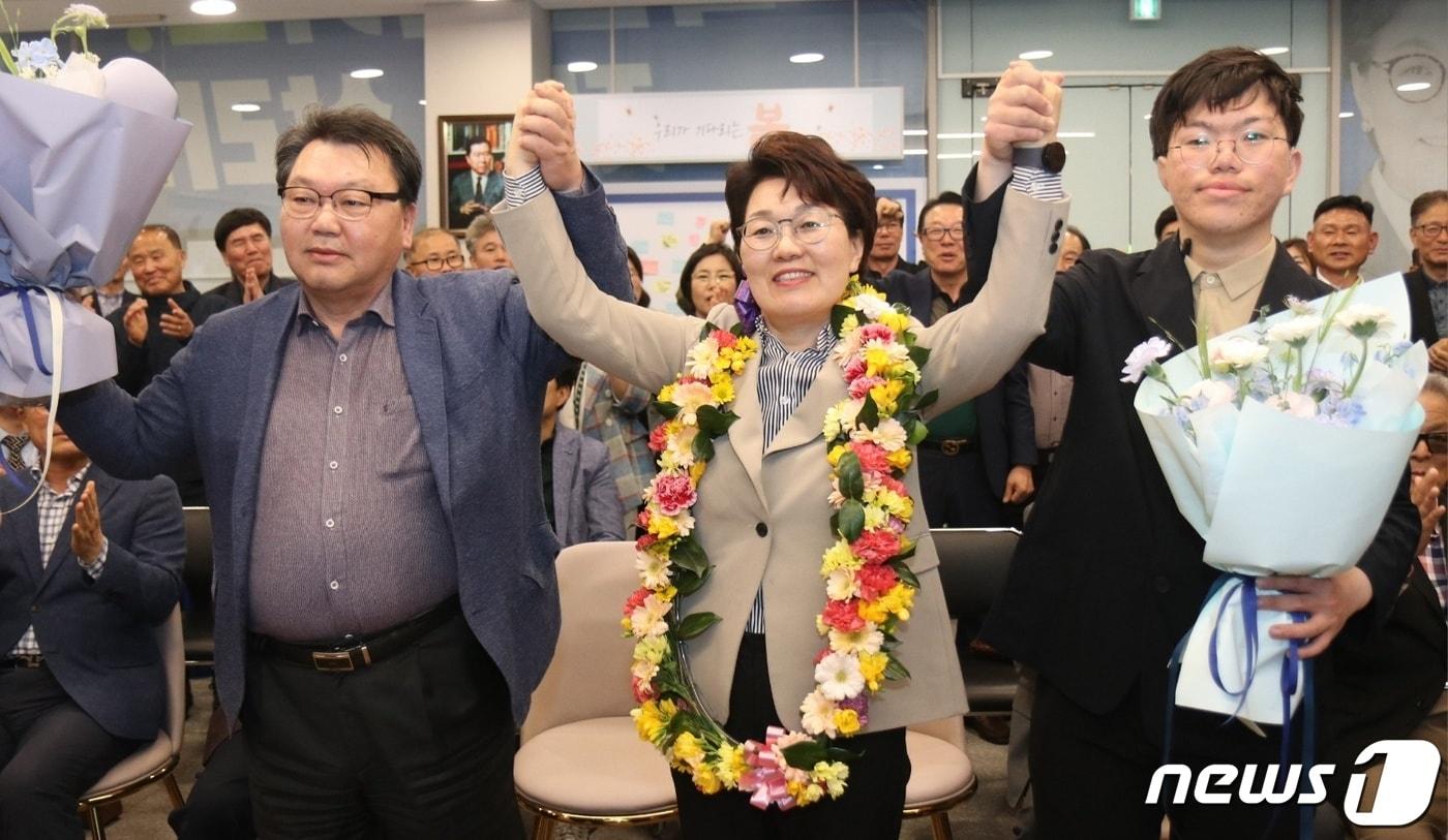 권향엽 더불어민주당 전남 순천·광양·곡성·구례을 후보가 10일 방송3사 출구조사 결과를 듣고 기뻐하고 있다.&#40;권향엽 후보 측 제공&#41;2024.4.10/뉴스1