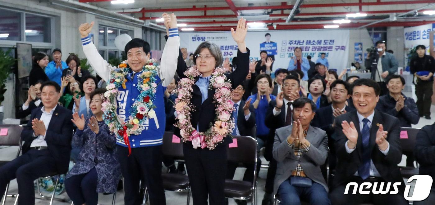 더불어민주당 이성윤 전주을 후보가 10일 전북자치도 전주시 선거사무소에서 당선이 확실시되자 환호하고 있다. 2024.4.10/뉴스1 ⓒ News1 유경석 기자