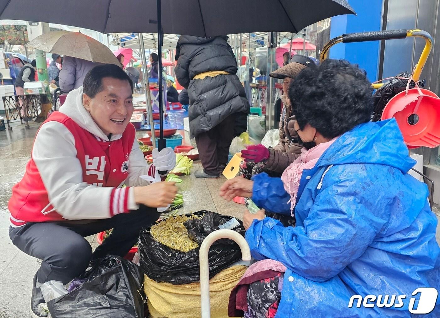 진주갑 국민의힘 박대출 후보가 지난달 28일 진주 중앙시장에서 상인과 인사를 하고 있다. 2024.3.28 뉴스1/한송학기자