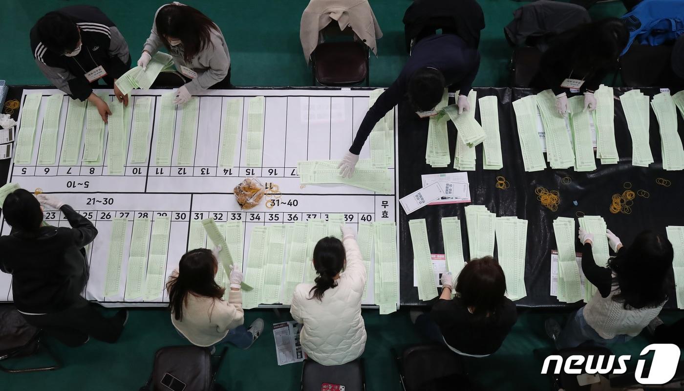 제22대 국회의원 선거가 종료된 10일 오후 대구 남구 영남이공대 천마체육관에 마련된 개표장에서 개표사무원들이 비례대표 투표용지를 수개표하고 있다. 2024.4.10/뉴스1 ⓒ News1 공정식 기자