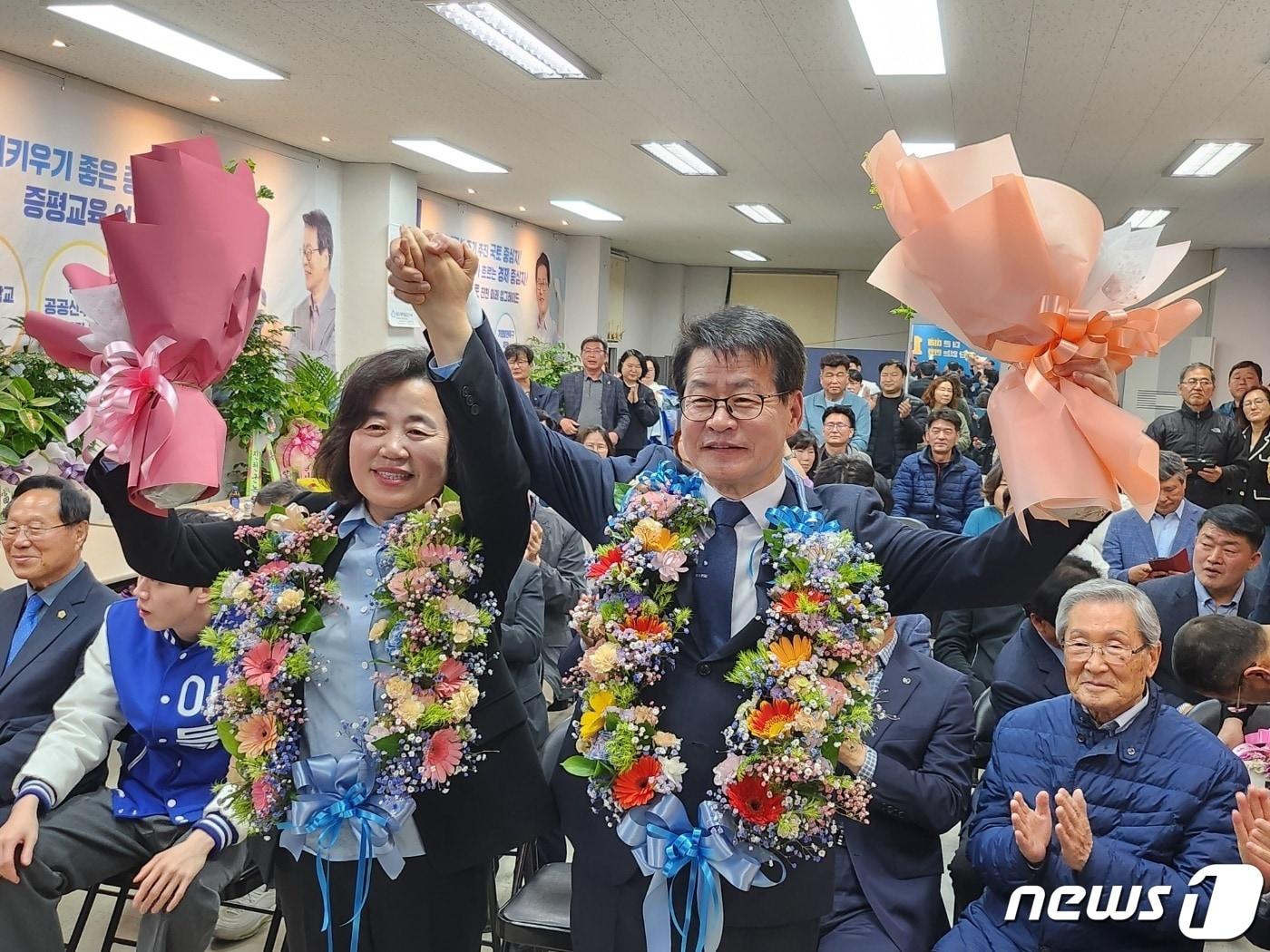 22대 총선 충북 증평·진천·음성 선거구 더불어민주당 임호선 후보와 부인 이경혜씨가 당선이 확실해지자 10일 오후 선거 사무소에서 꽃목걸이를 걸고 기뻐하고 있다. 2024.4.10/뉴스1 ⓒ News1 엄기찬 기자