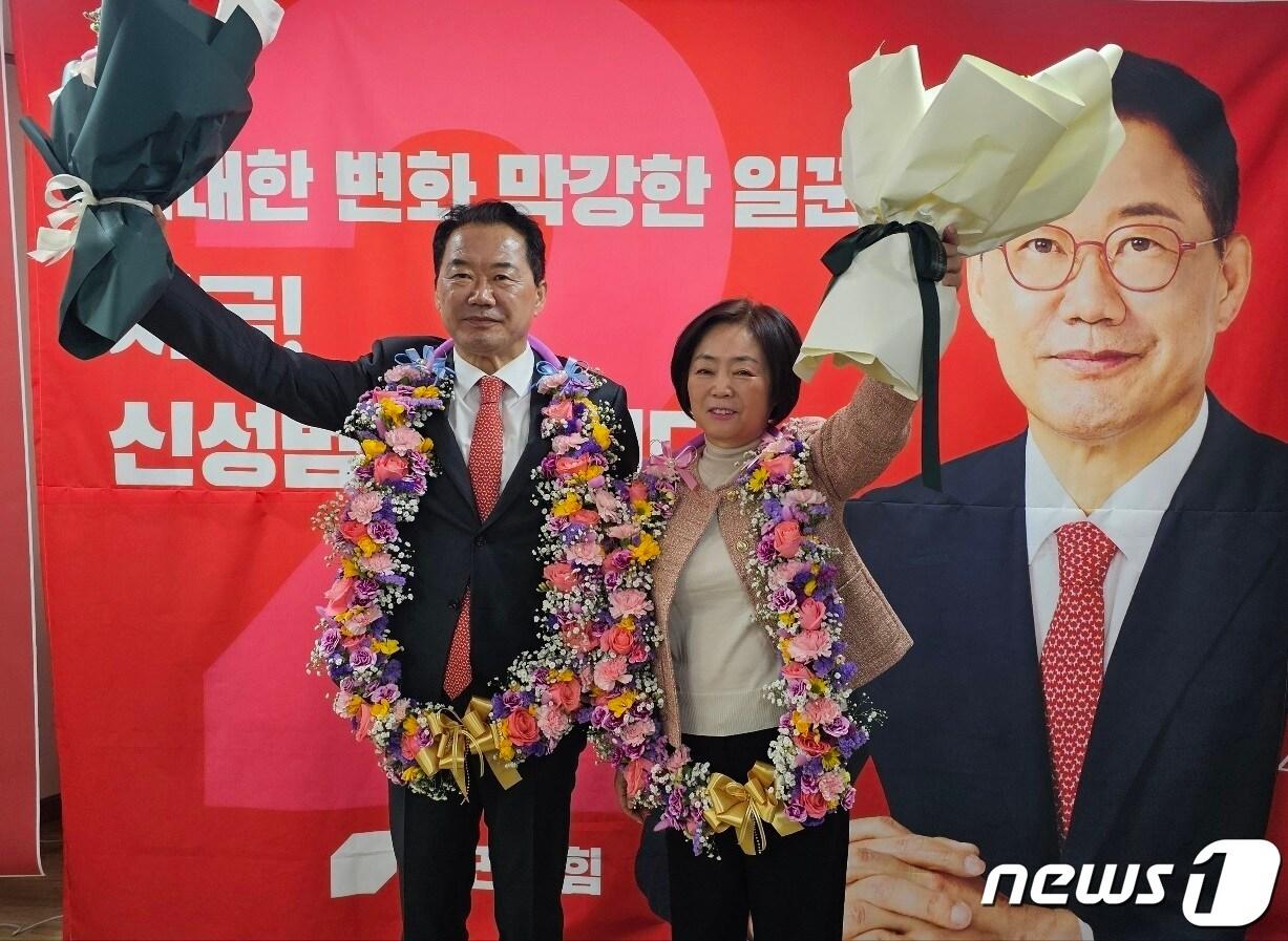 경남 산청·함양·거창·합천 국민의힘 신성범 후보&#40;60&#41;가 10일 당선이 확정되자 캠프 사무실에서 당선 축하 세리머니를 하고 있다&#40;신성범 캠프 제공&#41;. 2024.4.10