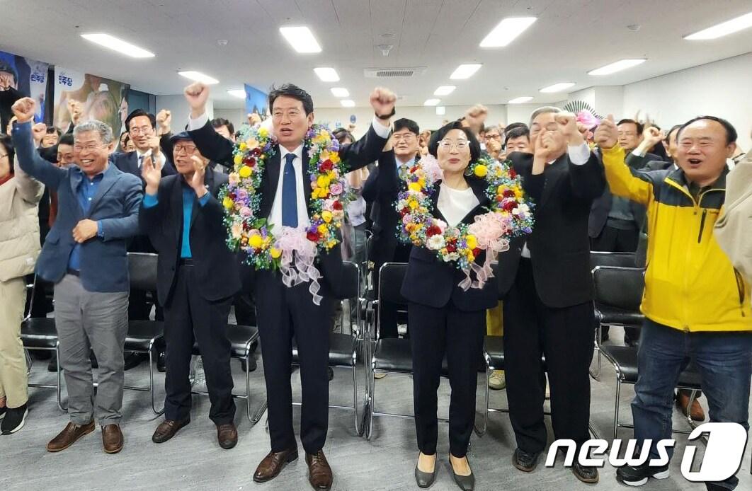 조인철 더불어민주당 광주 서구갑 국회의원 후보가 10일 오후 광주 선거사무소에서 22대 총선 개표 결과 당선이 확정되자 지지자들과 환호하고 있다.&#40;조인철 캠프 제공&#41;2024.4.10/뉴스1