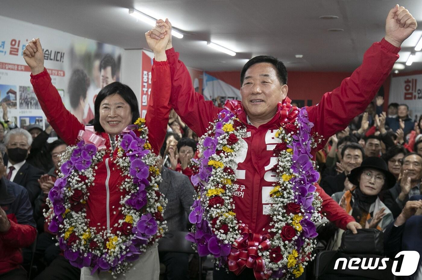 10일 제22대 국회의원 선거에 출마한 박성민 울산 중구 후보가 자신의 선거사무소에서 당선이 확실시되자 꽃목걸이를 목에 걸고 환호하고 있다. &#40;울산사진공동취재단&#41; 2024.4.10/뉴스1 ⓒ News1 &#40;울산사진공동취재단&#41;