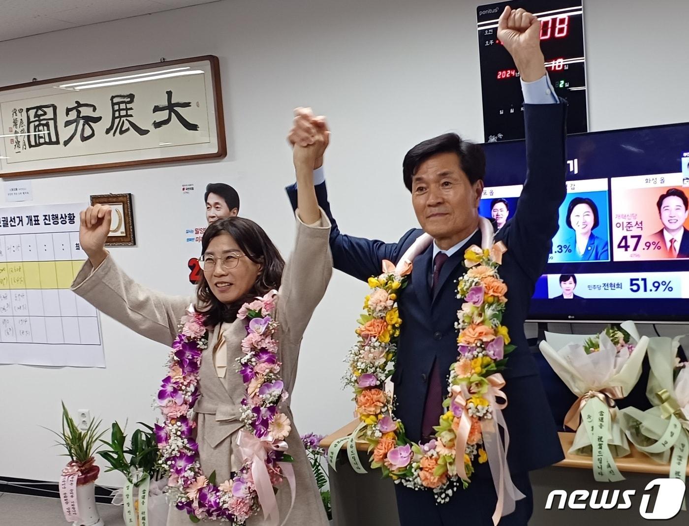 경남 밀양시장 보궐선거에 당선이 확정된 안병구 후보가 10일 캠프 사무실에서 당선 축하 세리모니를 하고 있다&#40;안병구 캠프 제공&#41;. 2024.4.10