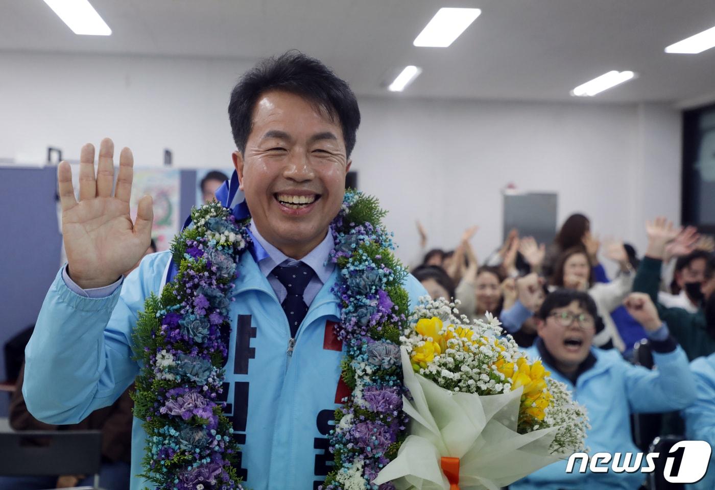 10일 제22대 국회의원 선거에 출마한 윤종오울산 북구 후보가 자신의 선거사무소에서 당선이 확정되자 꽃목걸이를 목에 걸고 환호하고 있다.2024.4.10/뉴스1 ⓒNews1 김지혜 기자