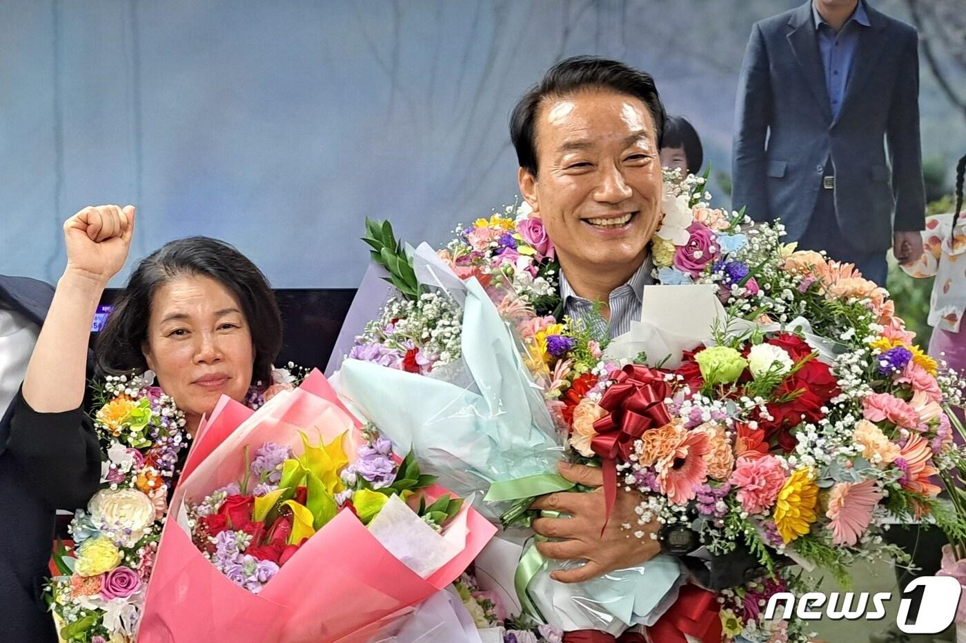 10일 서일준 후보가 배우자 옥미정 씨와 당선 축하의 기쁨을 나누고 있다.2024.4.10/강미영 기자