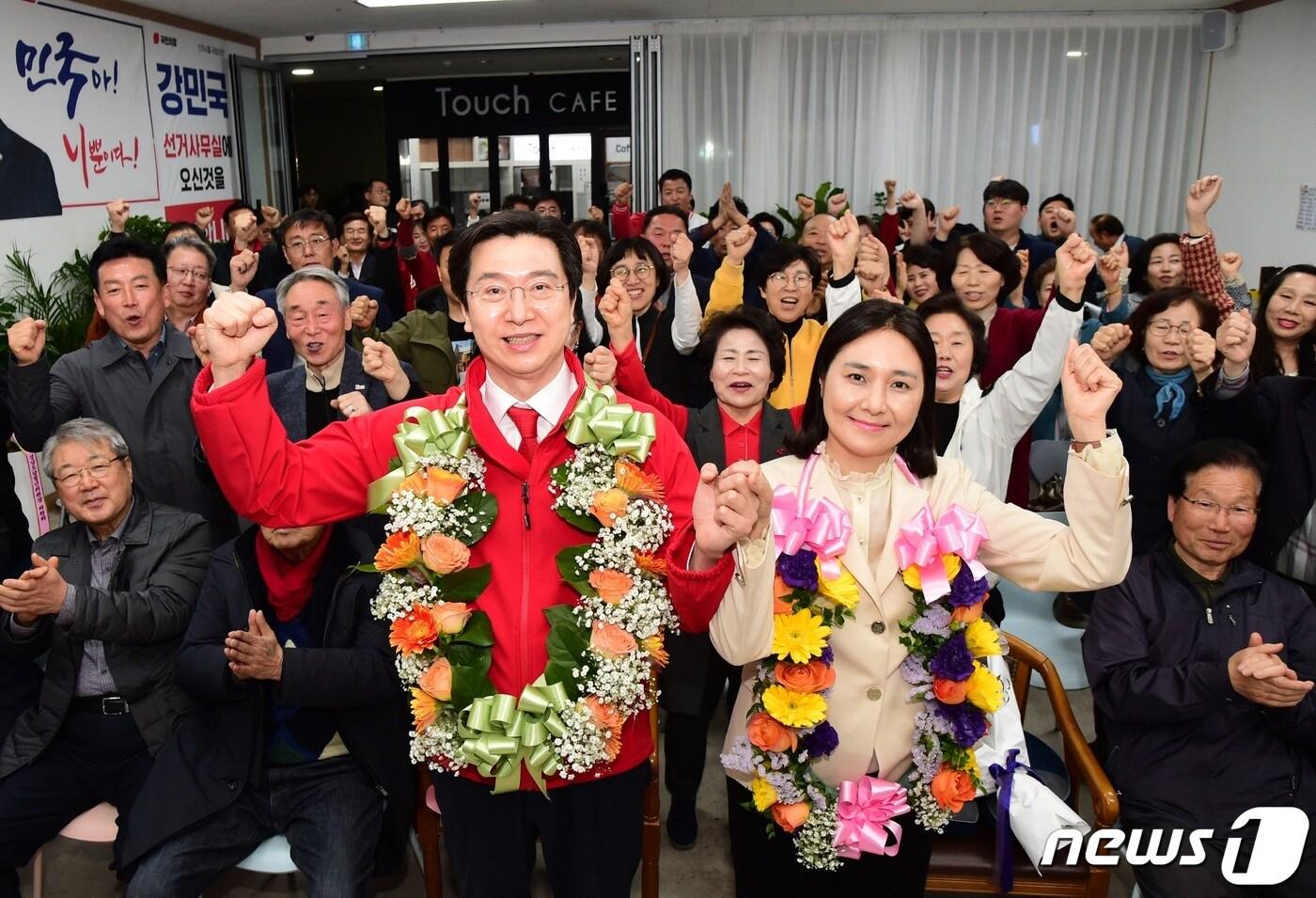 국민의힘 진주을 강민국 후보가 10일 당선이 확정되자 캠프 사무실에서 당선 세리머니를 하고 있다&#40;강민국 캠프 제공&#41; 2024.4.10