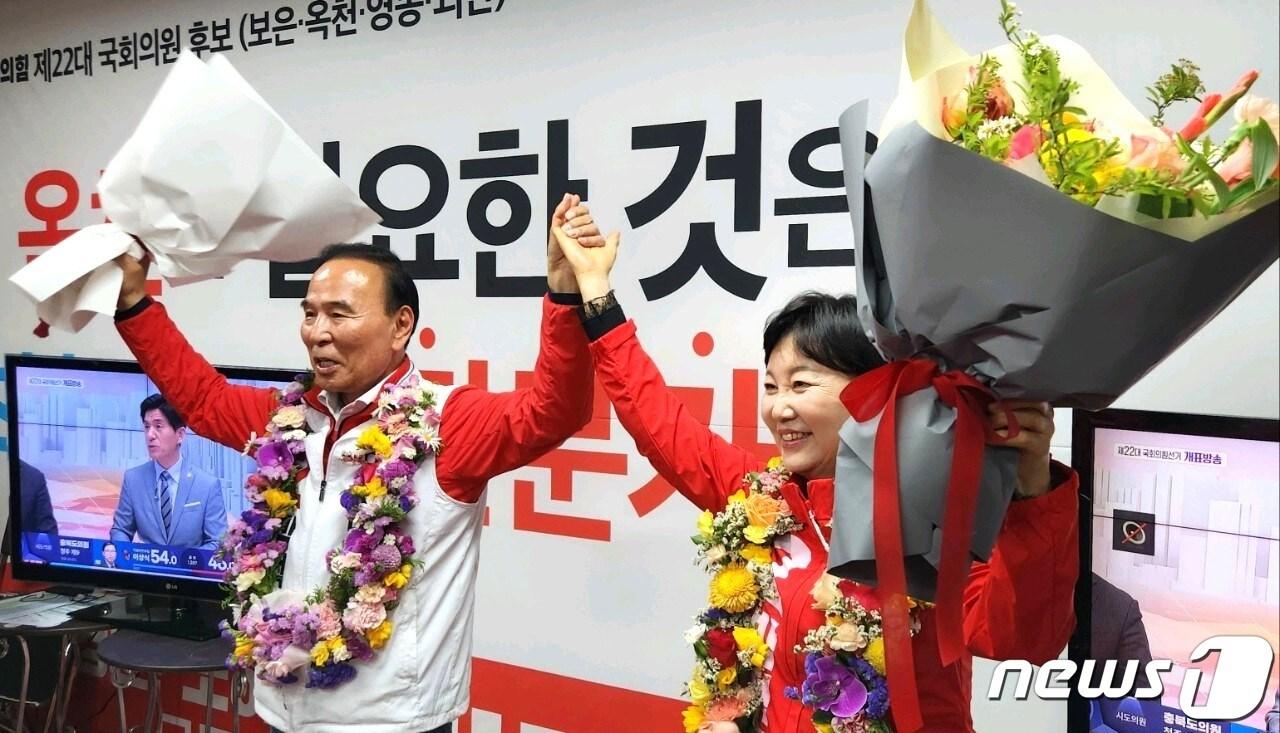 4·10 총선 충북 동남 4군 지역구 국민의힘 박덕흠 당선인이 축하 꽃다발을 받고 감사의 인사를 하고 있다. /뉴스1 