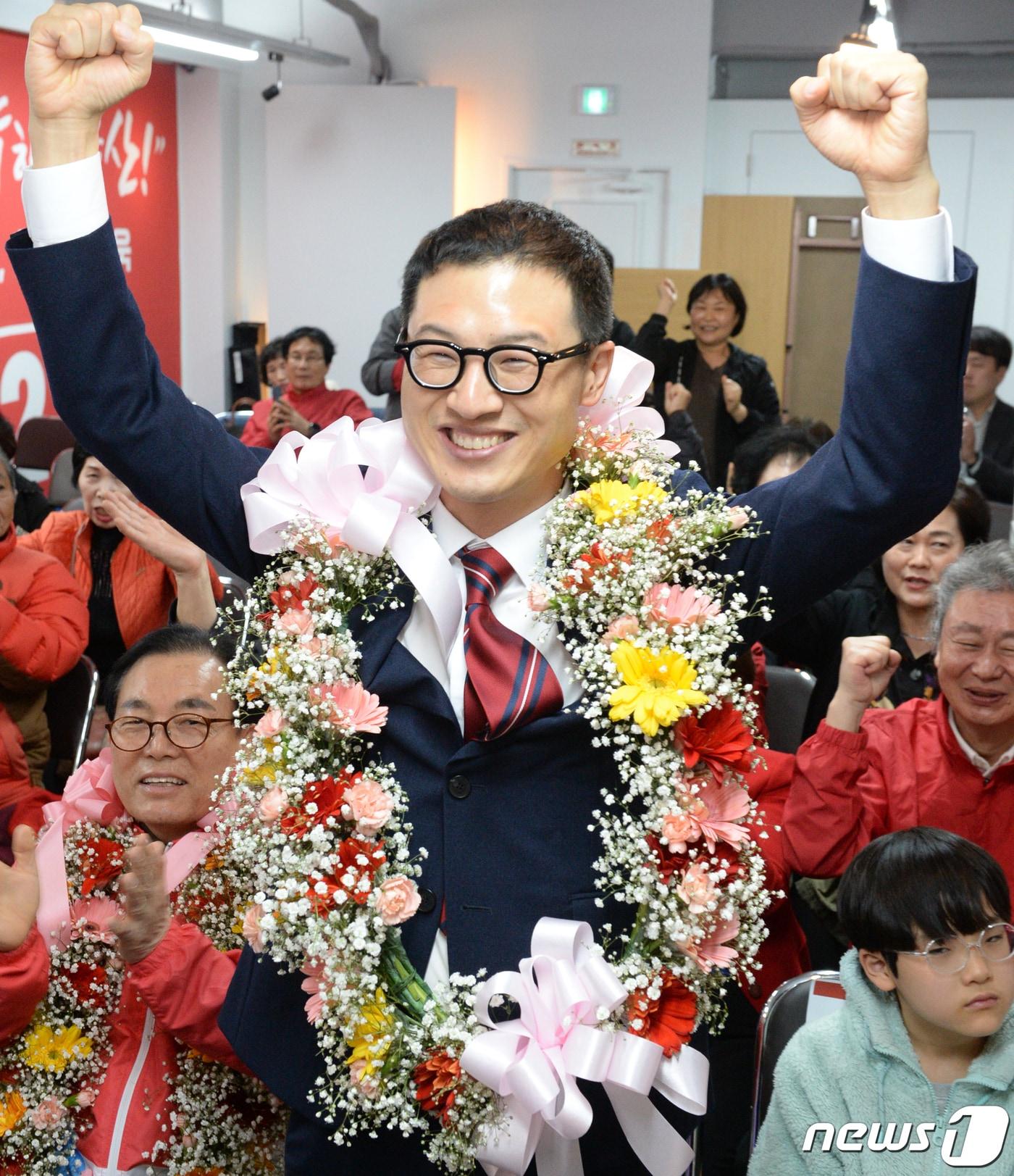 10일 제22대 국회의원 선거에 출마한 국민의힘 김상욱 울산 남구갑 후보가 자신의 선거사무소에서 당선이 확실시되자 꽃목걸이를 목에 걸고 환호하고 있다. &#40;공동취재&#41; 2024.4.10/뉴스1