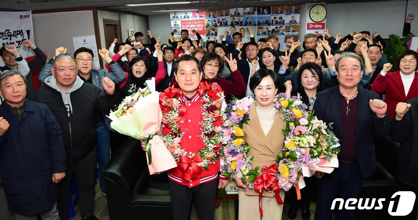 진주갑 국민의힘 박대출 후보가 11일 당선이 확정되자 선거 사무실에서 직원들과 축하를 하고 있다. 2024.4.11 뉴스1/한송학기자