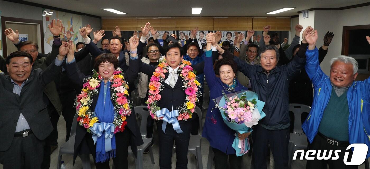 이강일 더불어민주당 충북 청주 상당구 후보가 11일 자신의 선거사무소에서 당선이 유력해지자 꽃목걸이를 목에 걸고 환호하고 있다. 2024.4.11/뉴스1 ⓒ News1 김용빈 기자