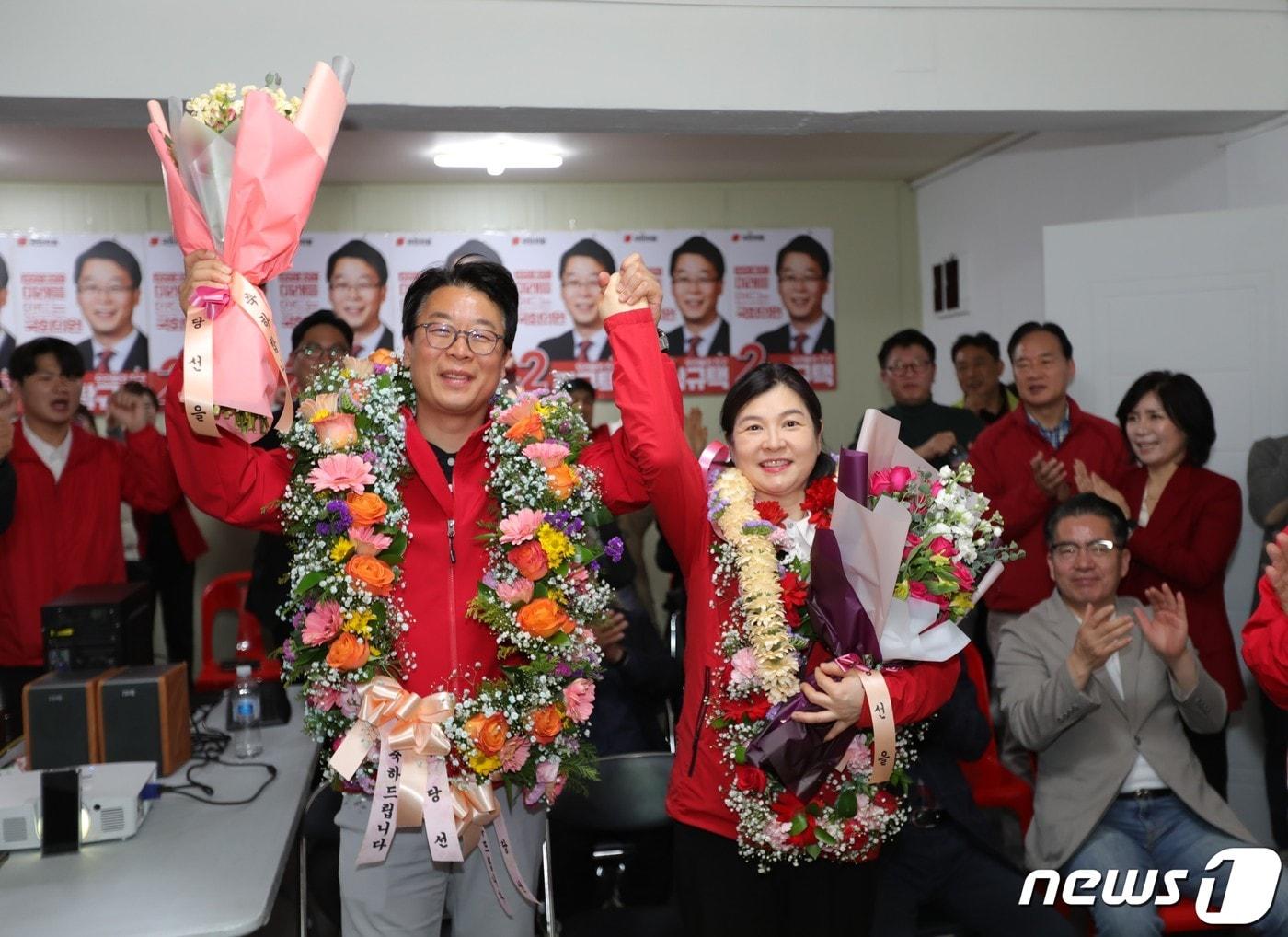  10일 오후 곽규택 국민의힘 부산 서동구 후보가 제22대 총선에서 당선을 확정지으며 기념촬영을 하고 있다.&#40;곽규택 캠프 제공&#41;