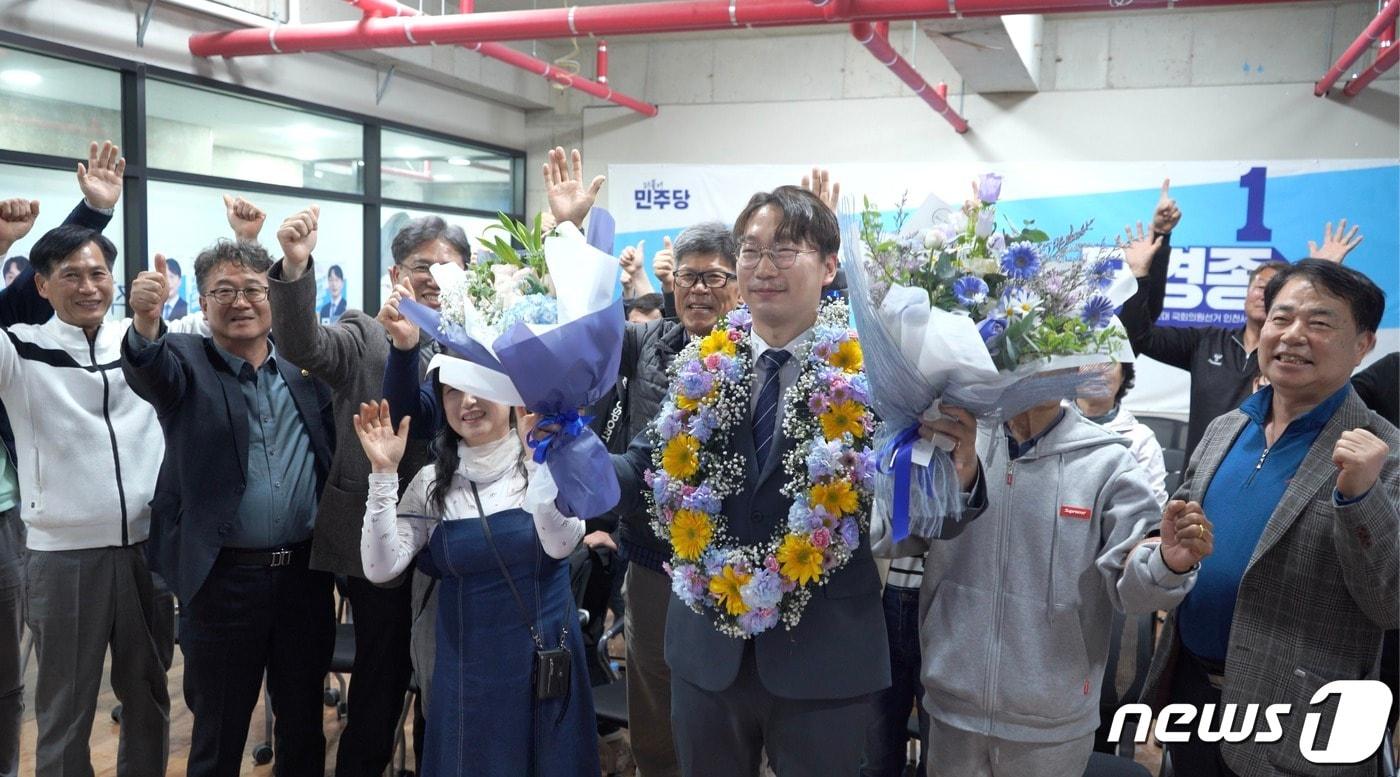 모경종 인천 서구갑 더불어민주당 후보가 당선돼 기념촬영을 하고 있다.&#40;모경종 선거사무소 제공&#41;