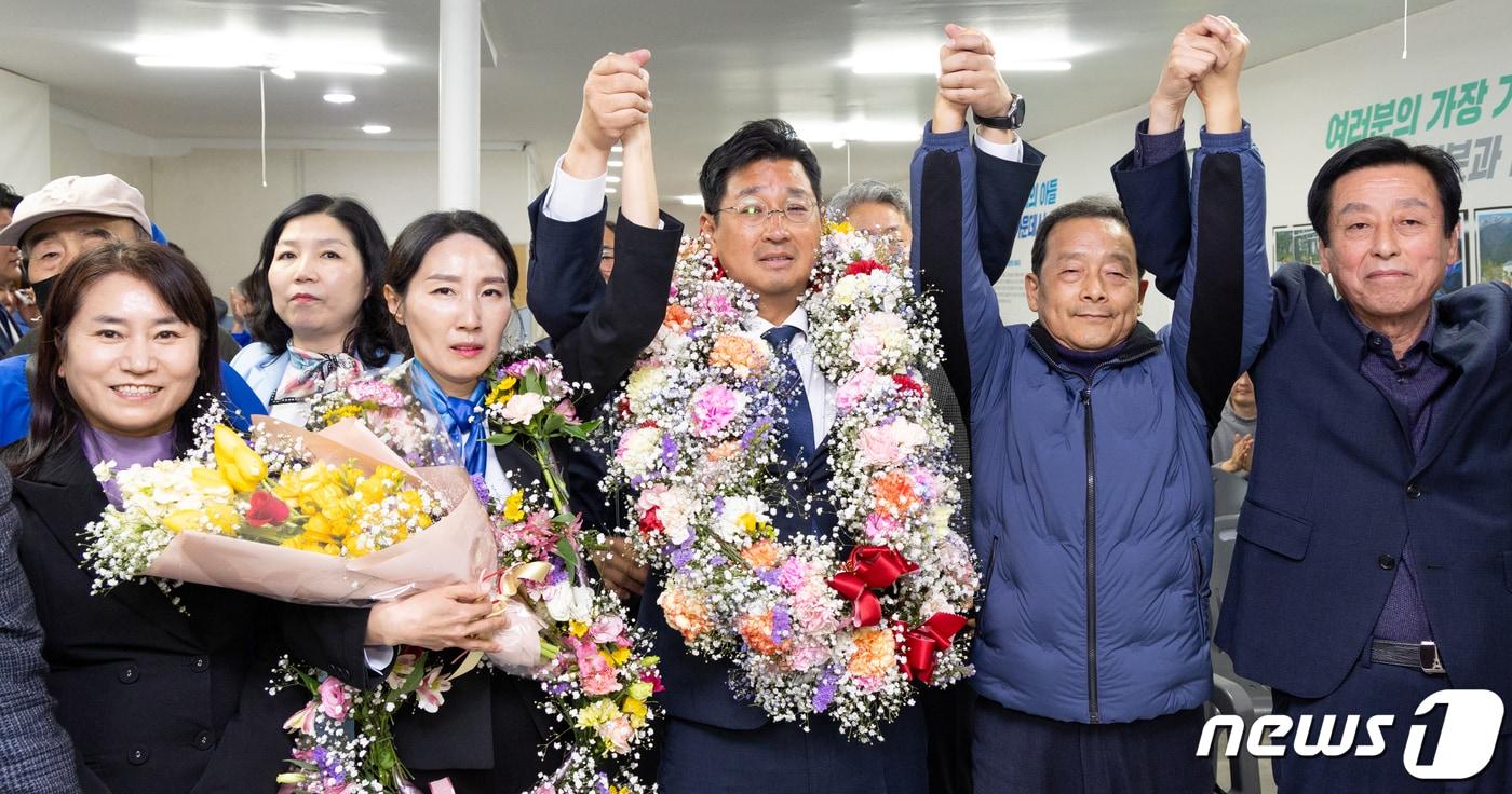 11일 제22대 국회의원 선거에 출마한 더불어민주당 김태선 울산 동구 후보가 자신의 선거사무소에서 당선이 확실시되자 꽃목걸이를 목에 걸고 환호하고 있다. &#40;공동취재&#41; 2024.4.11/뉴스1 ⓒ News1 조민주 기자