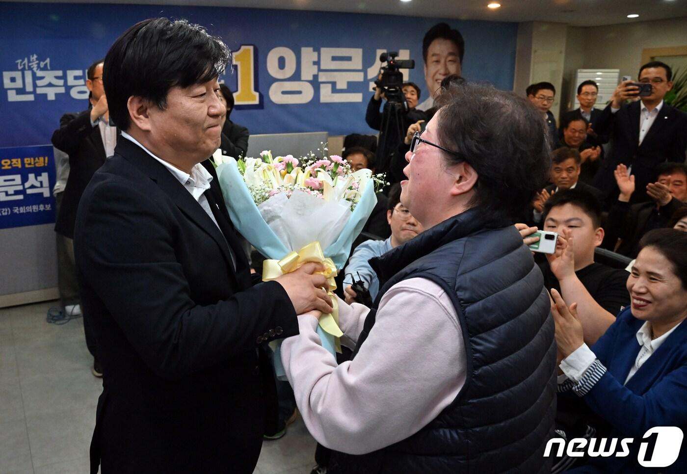 양문석 더불어민주당 안산갑 당선인이 11일 오전 안산시 상록구 선거사무소에서 당선이 확실시되자 소감을 표하고 있다. 2024.4.11/뉴스1 ⓒ News1 경기사진공동취재단