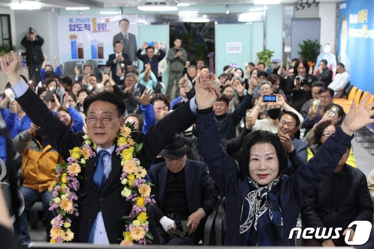 동·미추홀갑 허종식 민주당 후보가 11일 오전 당선이 확실시 된다는 보도를 보고 환호하고 있다.&#40;허종식 캠프 제공&#41; ⓒ News1 강남주 기자