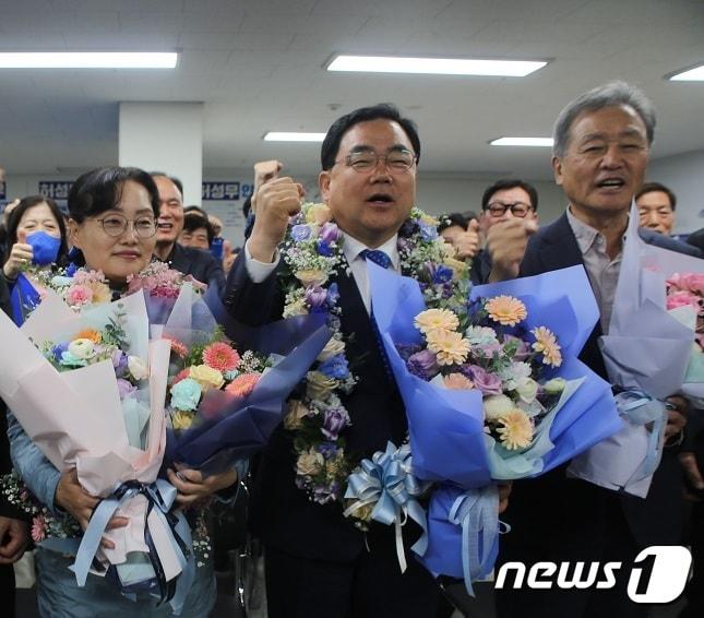 제22대 국회의원 선거 경남 창원성산에 출마한 허성무 더불어민주당 후보가 11일 당선 소식을 확인한 뒤 기념사진을 촬영하고 있다.&#40;허 후보 측 제공&#41;