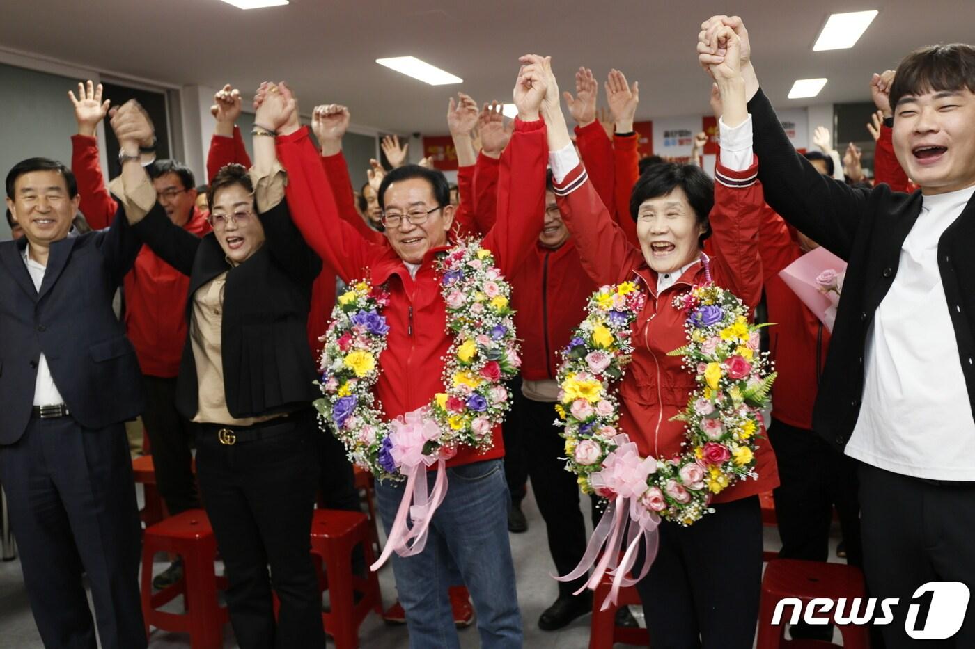 22대 총선 당선이 확정되자 기뻐하는 국민의힘 이종배 당선인./2024/4.11/뉴스1