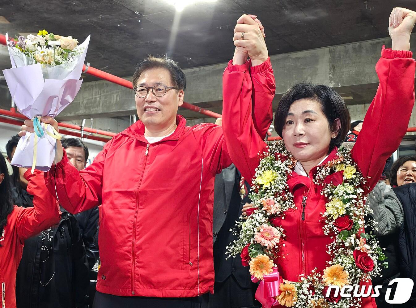 김희정 국민의힘 부산 연제구 후보가 11일 부산 자신의 선거사무소에서 제22대 국회의원 선거 당선이 확정되자 꽃목걸이를 목에 걸고 기뻐하고 있다. &#40;김희정 후보 캠프 제공&#41; 2024.4.11/뉴스1 ⓒ News1 윤일지 기자