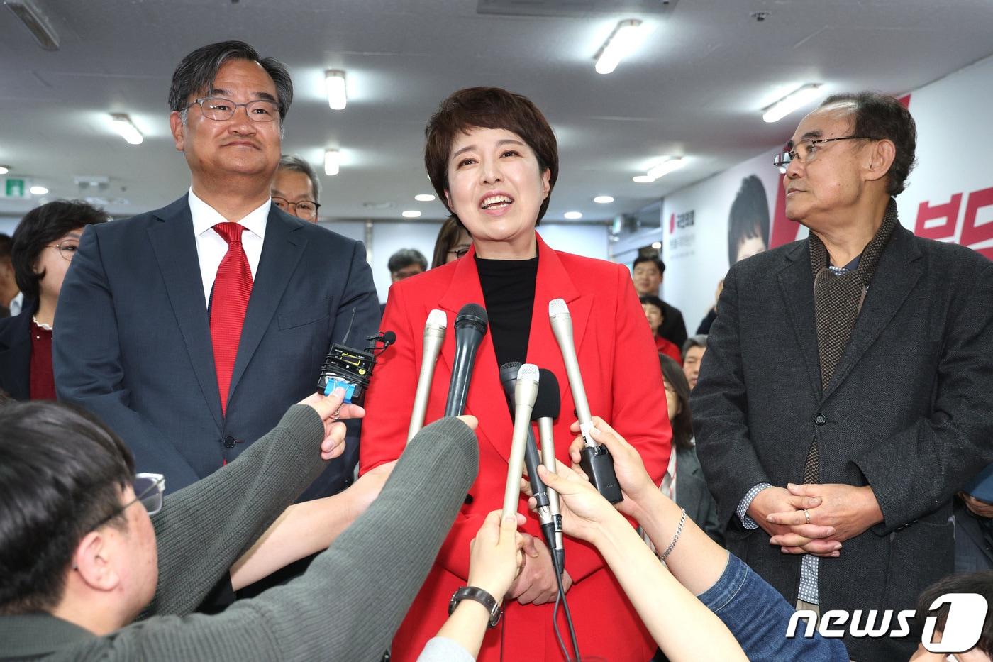 김은혜 국민의힘 경기 성남 분당을 후보 당선인&#40;가운데&#41;. 2024.4.11/뉴스1 ⓒ News1 신웅수 기자