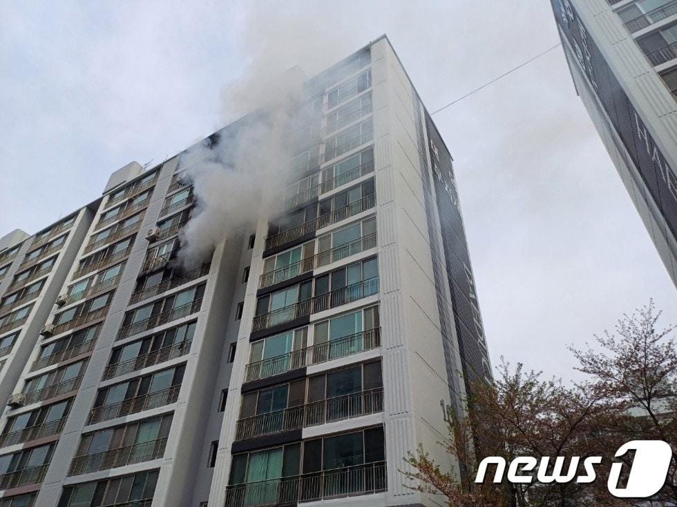 11일 오전 8시 37분쯤 광주 서구 금호동의 한 아파트에서 화재가 발생해 소방당국이 진화작업을 하고 있다.&#40;광주 서구 제공&#41; 2024.4.11/뉴스1 