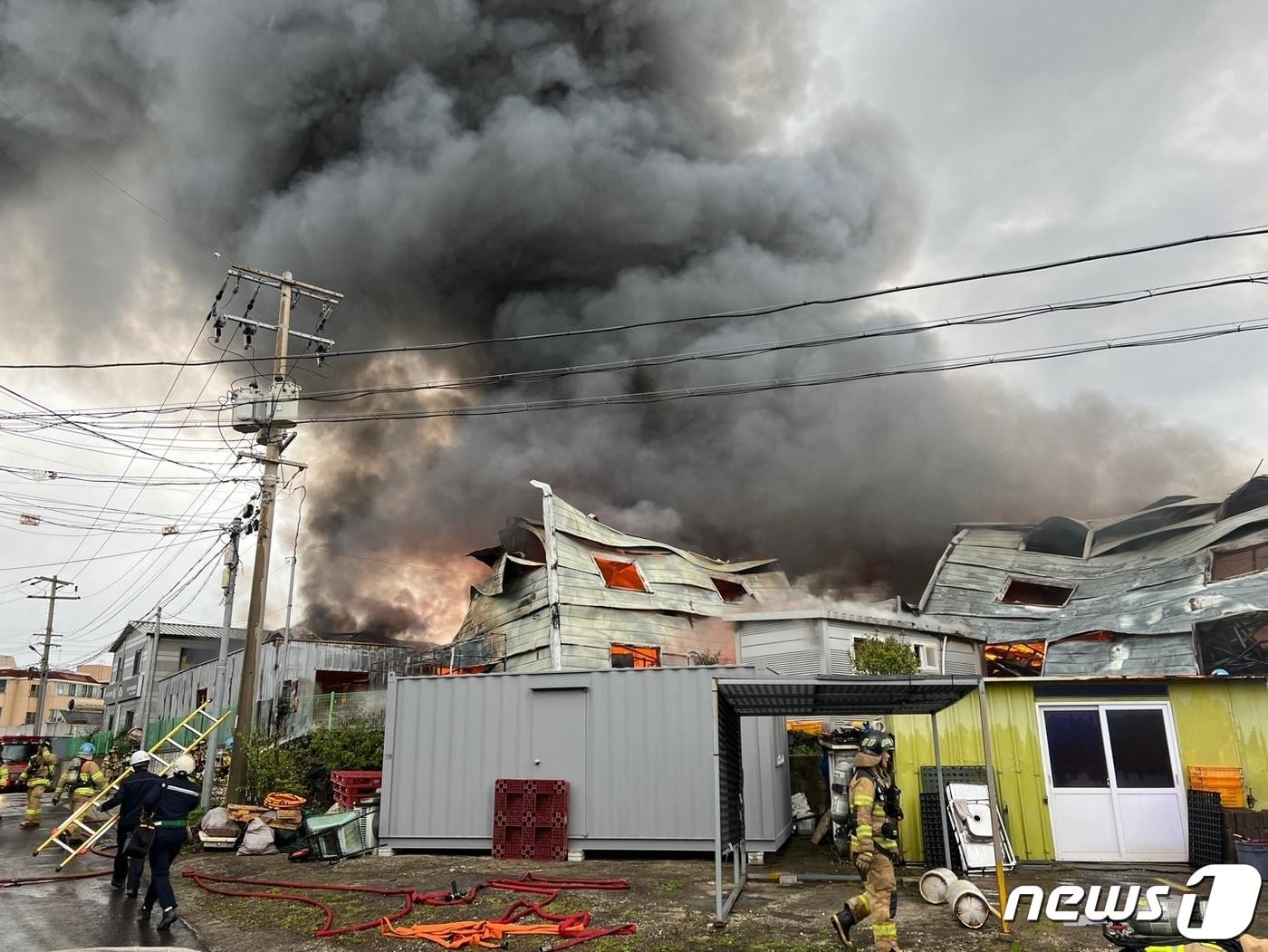 11일 오전 8시7분쯤 제주시 화북공업단지에 있는 한 자동차 용품 보관창고에서 불이 나 소방이 진화작업을 벌이고 있다.&#40;제주특별자치도 소방안전본부 제공&#41;