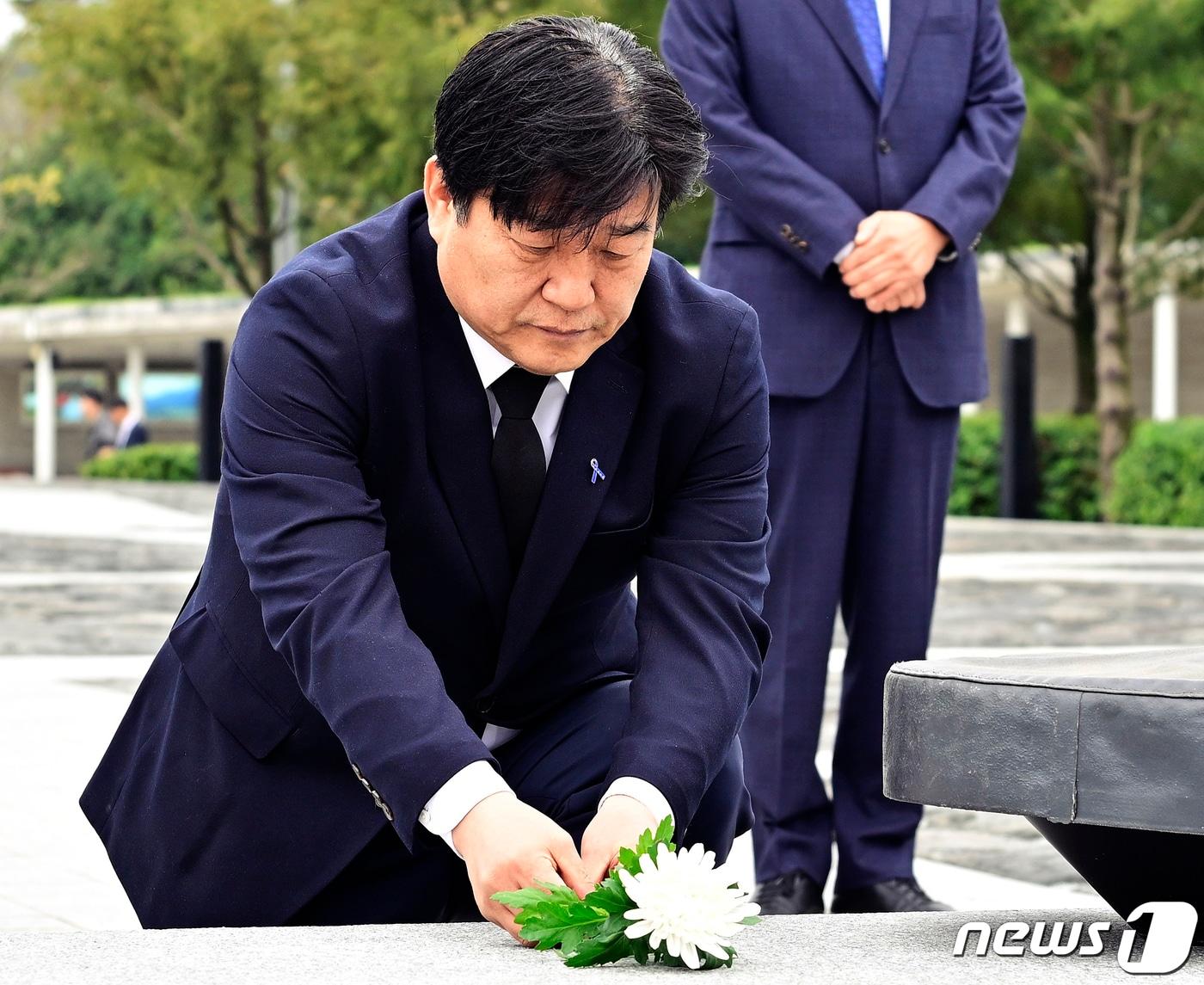 제22대 국회의원 선거 경기 안산갑에 출마해 당선된 양문석 더불어민주당 당선인이 11일 오전 경남 김해시 진영읍 봉하마을 고 노무현 전 대통령 묘역에서 헌화하고 있다. &#40;봉하재단 제공&#41; 2024.4.11/뉴스1 ⓒ News1 윤일지 기자