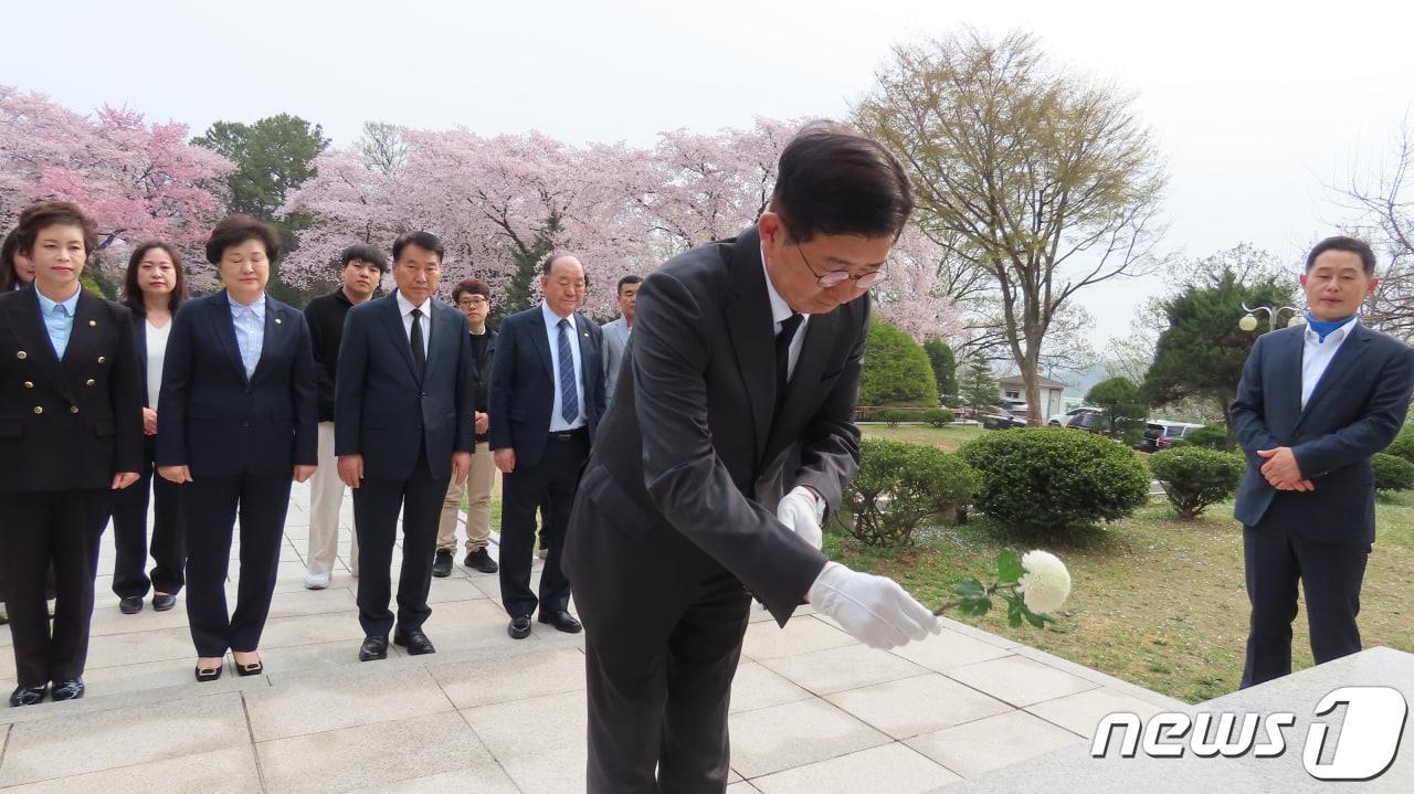 이상식 당선인이 11일 용인중앙공원 현충탑을 참배하며 순국선열들에 헌화를 하고 있다.&#40;당선인측 제공&#41;