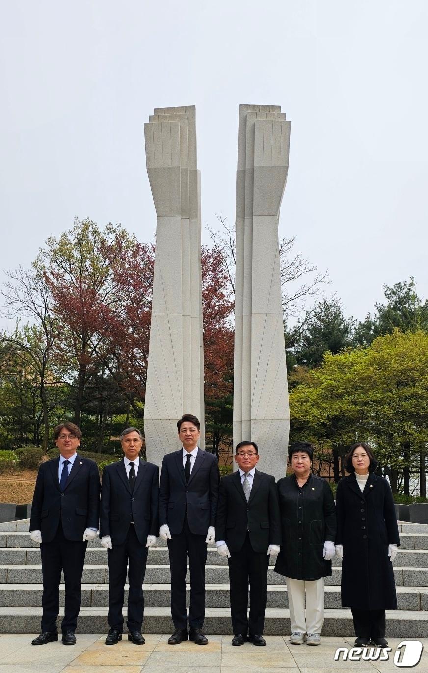 부승찬 당선인&#40;왼쪽 세번째&#41;이 현충탑을 참배한 뒤 윤원균 용인시의회 의장 등 캠프 관계자들과 기념촬영을 하고 있다.&#40;당선인측 제공&#41;