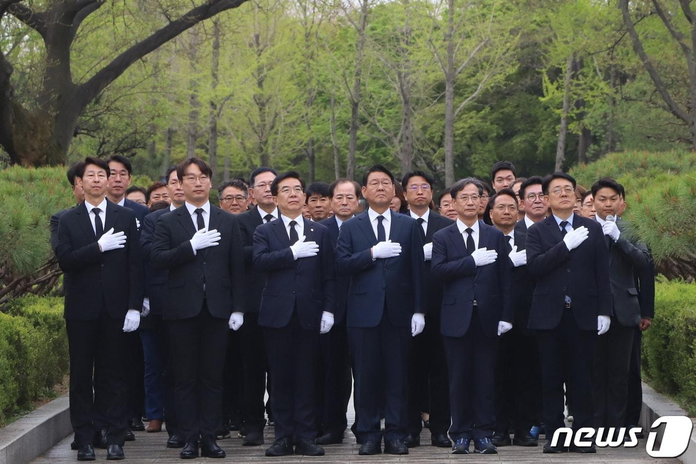 민주당 인천지역 당선자들이 11일 미추홀구 수봉공원 내 현충탑을 찾아 참배하고 있다.&#40;민주당 인천시당 제공&#41;