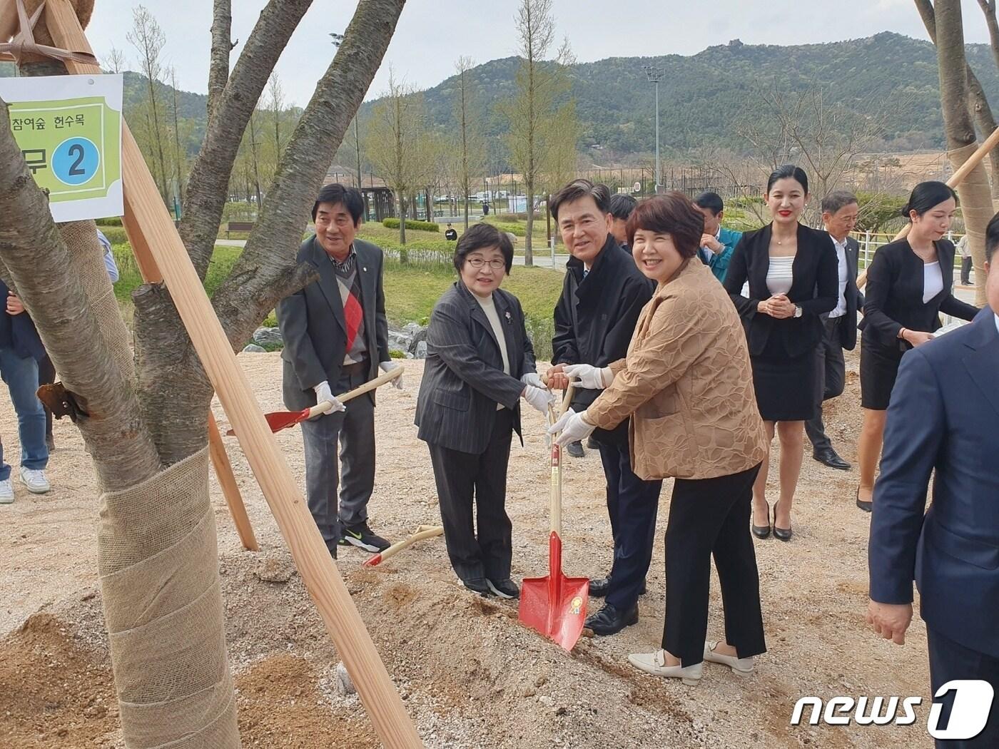 11일 충남 내포신도시 홍예공원 ‘도민 참여 숲’에서 열린 헌수목 식재 행사에서 김태흠 지사와 참석자들이 헌수목을 식재하고 있다.&#40;충남도 제공&#41;/뉴스1